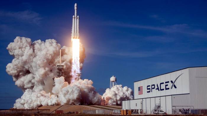 SpaceX отложила первый полет космических туристов на Луну