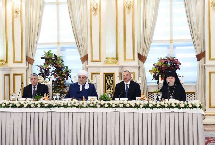 Ильхам Алиев принял участие в церемонии ифтара - ФОТО