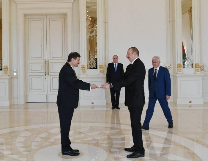 Ильхам Алиев принял верительные грамоты послов- ФОТО