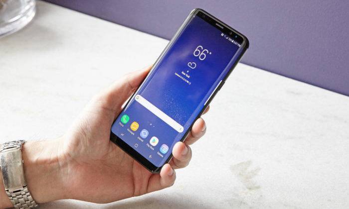 Владельцы смартфонов Samsung пожаловались на рассылку фото без разрешения