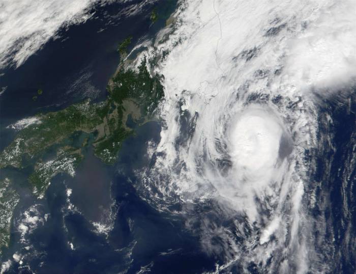На юг Японии обрушился тайфун "Гаеми"