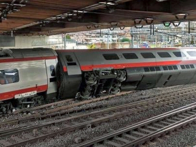 В Австрии пассажирский поезд сошел с рельсов
