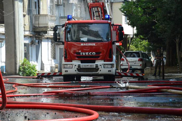 В Баку произошел пожар в жилом здании, 25 человек эвакуированы
