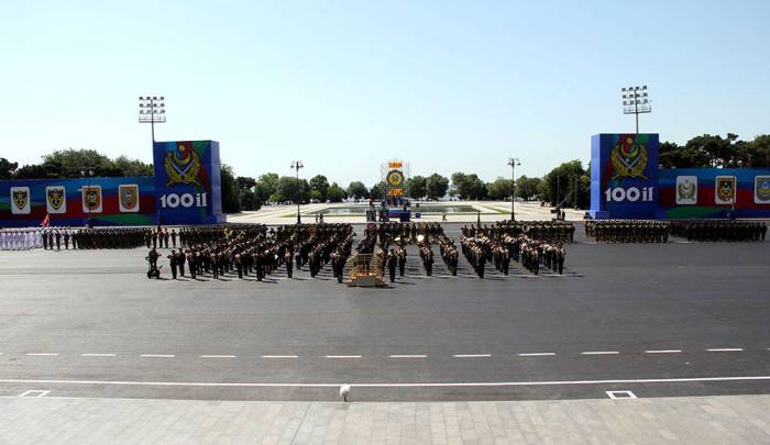 В военном параде в Баку примут участие около 4 тыс. военнослужащих
