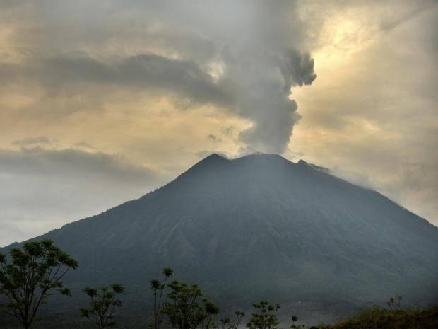 Аэропорт на Бали закрыт из-за активности вулкана Агунг 