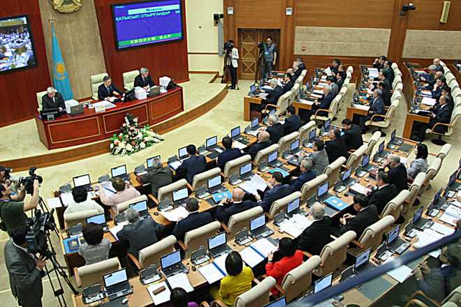Парламент Казахстана принял закон о валютном регулировании