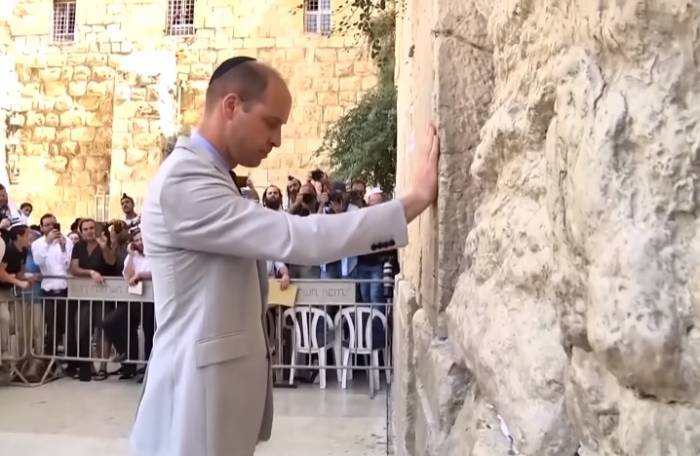 Принц Уильям возложил цветы на могилу прабабки в Иерусалиме
