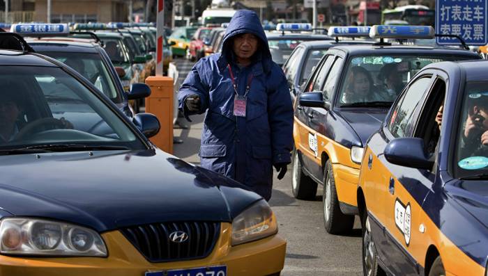 В Китае турист случайно 100 раз заплатил за поездку в такси, деньги вернули
