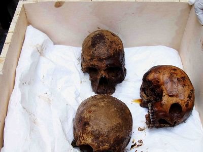 Археологи вскрыли найденный в Египте черный саркофаг