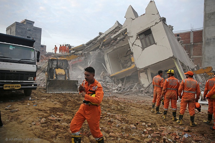 Обрушение двух зданий в Индии: 9 погибших