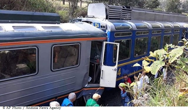 В Перу столкнулись два туристических поезда
