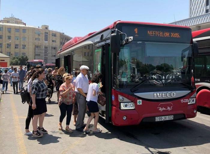В Баку автобусы продолжают бесплатно обслуживать пассажиров - ФОТО