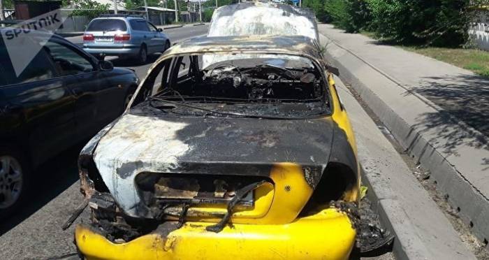 В Алматы посреди улицы взорвалась машина