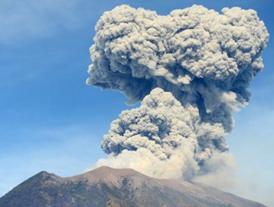 Вулкан Агунг на острове Бали выбросил столб пепла
