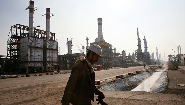 Рынок нефти уже учел введение новых санкций США против Ирана, считает Новак
