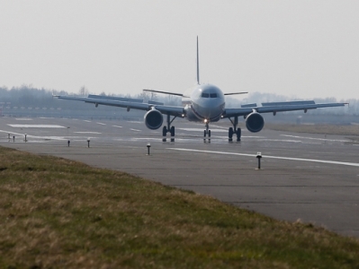 В Китае самолет выехал за пределы взлетно-посадочной полосы
