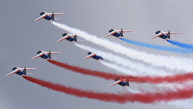 Французская авиагруппа перепутала цвета своего флага