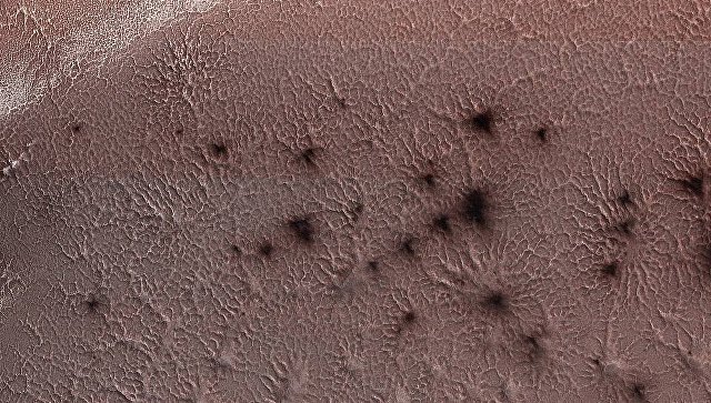 NASA показало фотографию "марсианских пауков"
