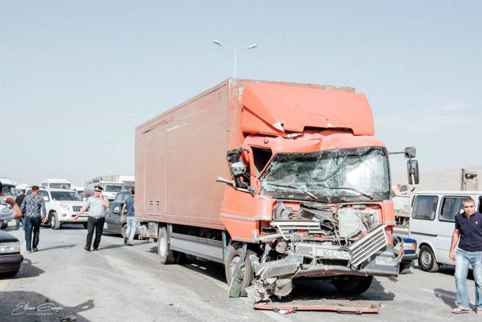 В Баку столкнулись автобус и грузовик: есть погибший и пострадавшие - ФОТО(ОБНОВЛЕНО)