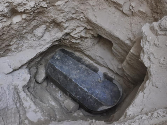 В Египте обнаружен черный гранитный саркофаг
