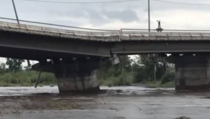 Момент обрушения автомобильного моста в Чите попал на видео - ВИДЕО 
