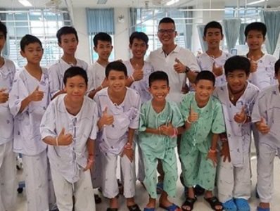 Спасенные из пещеры в Таиланде дети и тренер стали монахами