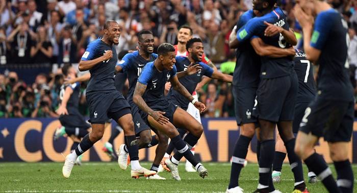 Французы празднуют победу на ЧМ по футболу: два человека погибли