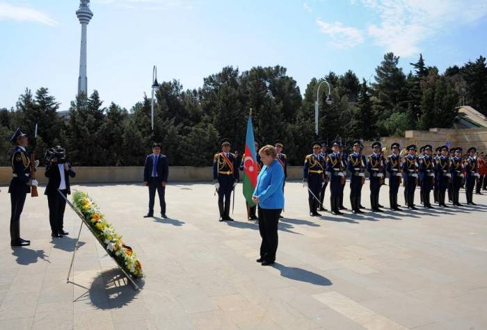 Ангела Меркель посетила Аллею шехидов в Баку - ФОТО 