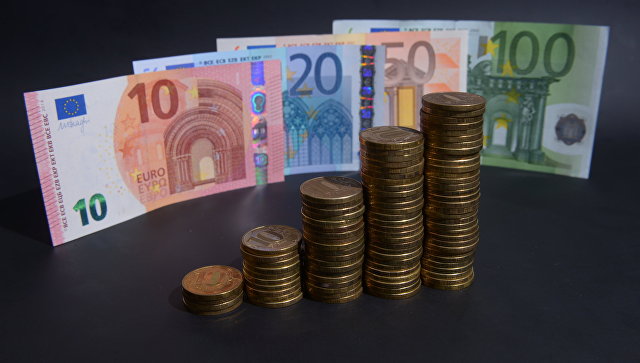 Официальный курс евро на вторник вырос почти на рубль
