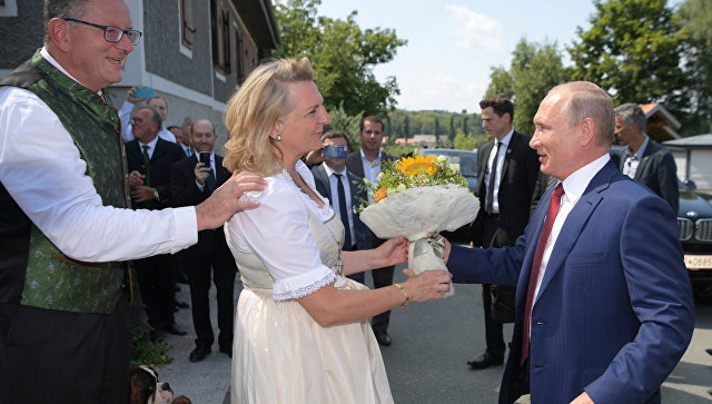 Глава МИД Австрии рассказала подробности приглашения Путина на свадьбу
