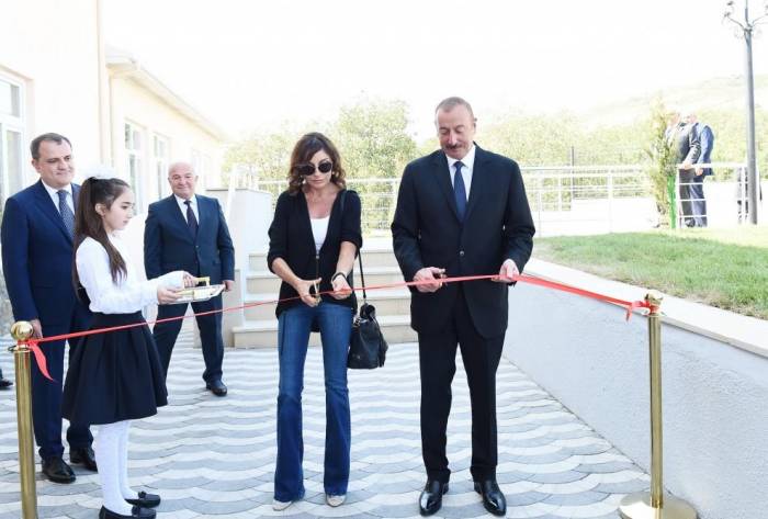 Президент Ильхам Алиев и Первая леди Мехрибан Алиева приняли участие в открытии средней школы в Шамахе - ФОТО
