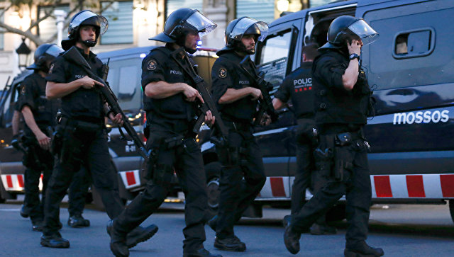 Стали известны подробности нападения на полицейских в Каталонии
