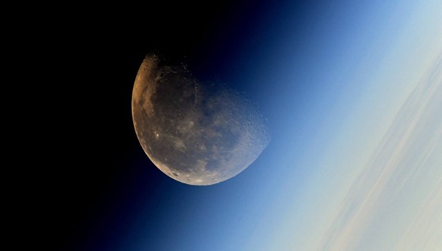 Ученые доказали наличие льда на поверхности Луны
