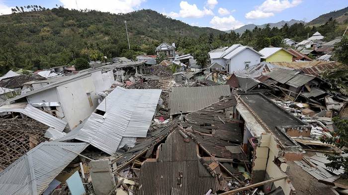 Число жертв землетрясения в Индонезии увеличилось 