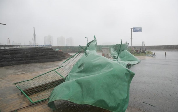 На Шанхай обрушился мощный тайфун, эвакуированы 130 тыс. человек
