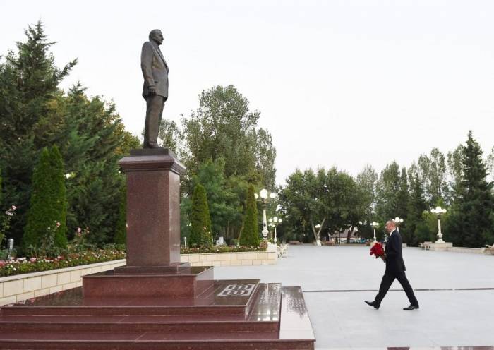 Президент посетил памятник общенационального лидера в Шемахе 