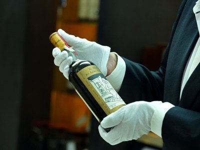 Бутылку шотландского виски оценили в €1 млн
