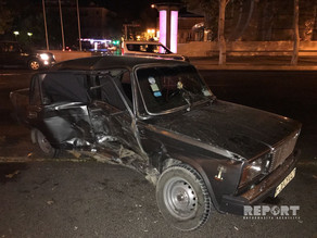 В Баку водитель такси устроил аварию, проехав на красный свет