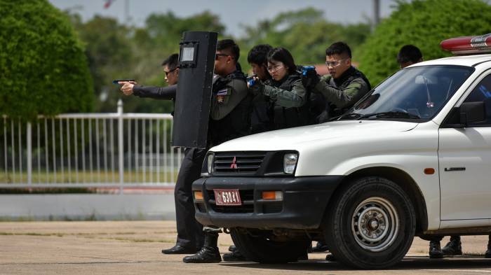 В Таиланде неизвестные обстреляли машину с семьей полицейского