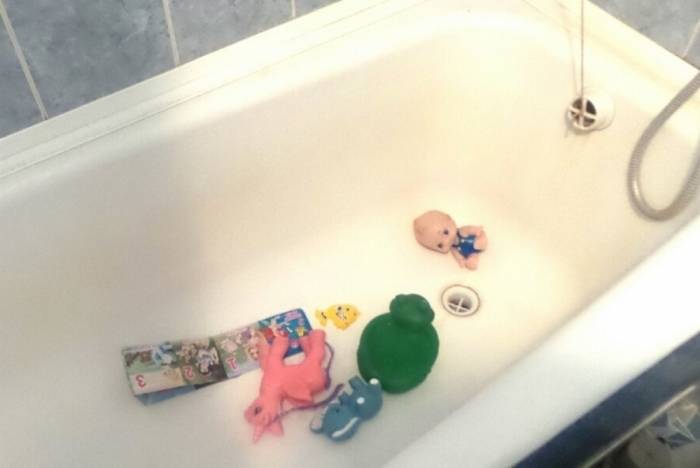 2-летниий малыш утонул в ванной, пока мать говорила по телефону
