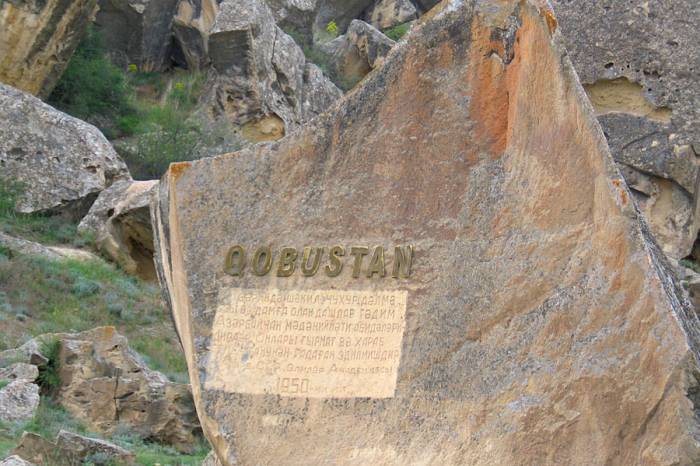 Российская туристка пострадала, упав в Гобустанском заповеднике