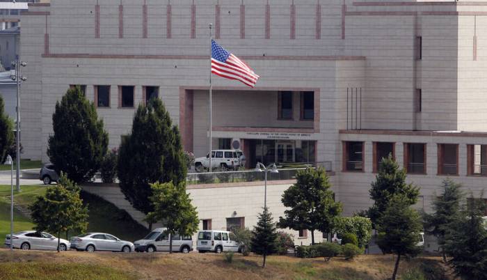 СМИ: Неизвестные обстреляли посольство США в Турции
