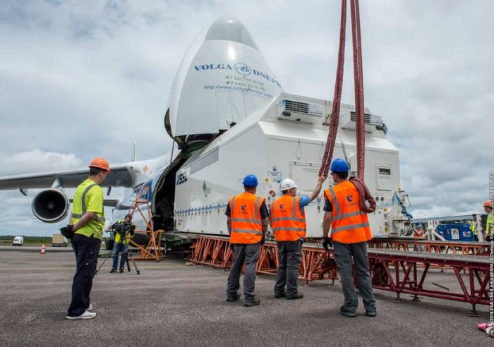 Азербайджанский спутник доставлен на космодром во Французской Гвиане 