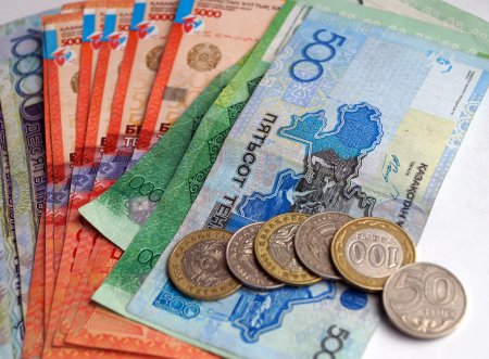 Казахстанский тенге подешевел к доллару