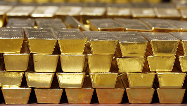 Золото растет в цене на удешевлении доллара после заявлений Трампа
