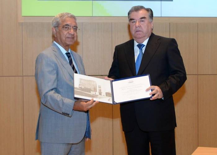 Президент Таджикистана награжден дипломом почётного доктора Университета ADA