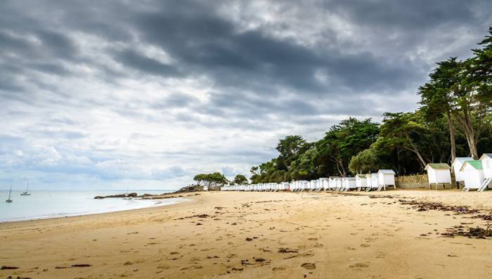 Во Франции турист выкопал яму на пляже и утонул в ней
