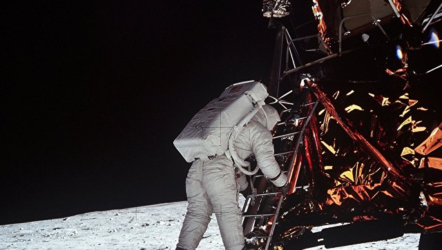 NASA опубликовало аудиозаписи высадки на Луну
