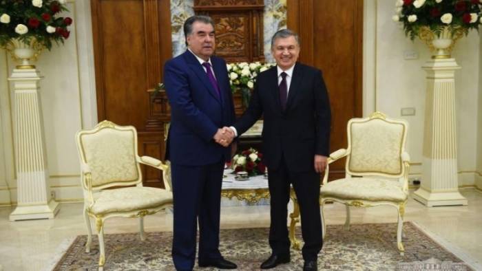 Президент Таджикистана впервые за 20 лет посетил Узбекистан