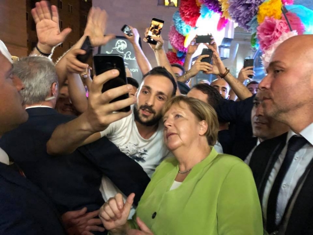  В Армении бьют тревогу: визит Меркель запомнился лишь селфи с ереванцами